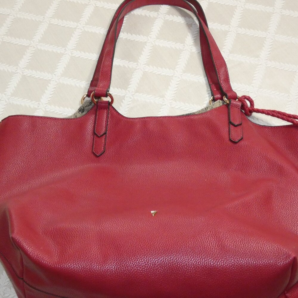 Large Pebbled  Leather    Shoulder Handbag